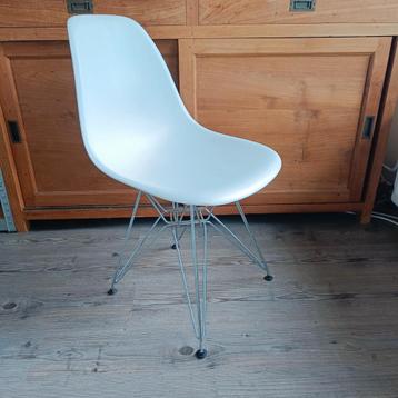 4x originele Vitra Eames DSR kuipstoel wit eiffel frame  beschikbaar voor biedingen