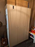 Witte kledingkast met deuren en planken, Huis en Inrichting, Ophalen, Overige materialen, Met deur(en), Zo goed als nieuw
