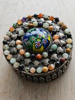 Pillendoosje versierd met edelsteentjes en millefiori steen, Ophalen of Verzenden