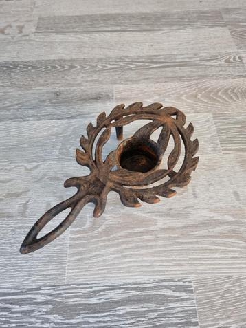 Gietijzeren theelichthouder. beschikbaar voor biedingen