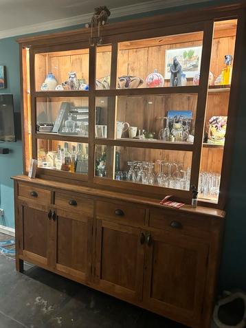 Mooie houten vitrinekast/buffetkast beschikbaar voor biedingen