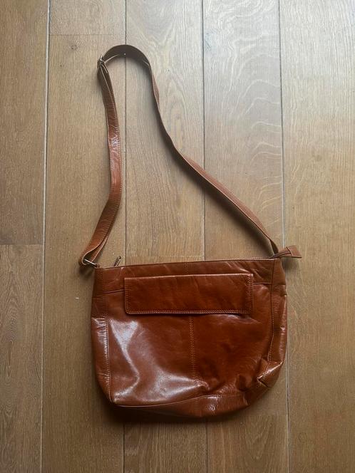 Vintage bruine leren schoudertas met verstelbare band, Sieraden, Tassen en Uiterlijk, Tassen | Schoudertassen, Zo goed als nieuw
