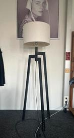 Houten Driepoot Vloerlamp met Stoffen Kap, Ophalen, Gebruikt, Hout, 100 tot 150 cm