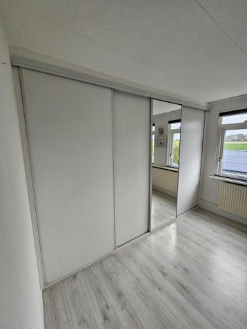 Schuifdeurkast met spiegeldeur