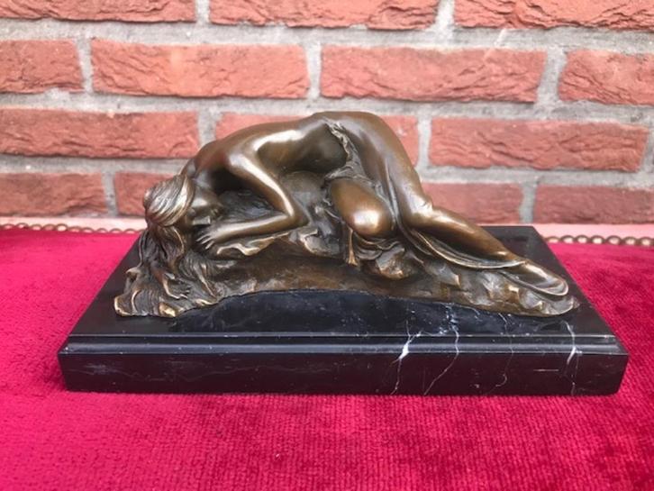 bronzen beeld van een rustende schoonheid, Antiek en Kunst, Antiek | Koper en Brons, Brons, Ophalen of Verzenden