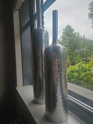 Set van 2 metalen vazen beschikbaar voor biedingen