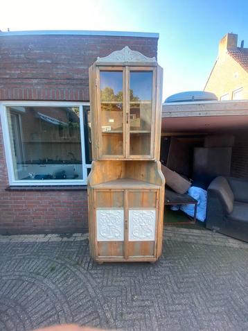 Mooie zelfgemaakte kast te koop beschikbaar voor biedingen