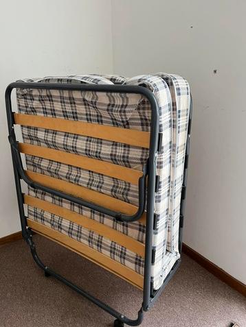 Logeerbed opklapbaar met matras beschikbaar voor biedingen