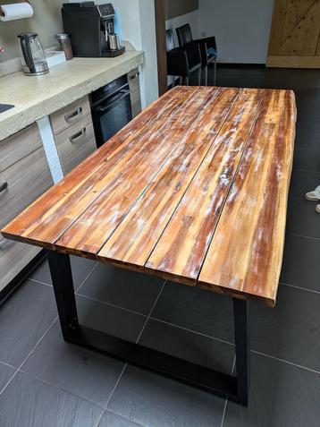 Houten eettafel met zwart metalen poten beschikbaar voor biedingen