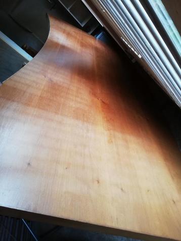 Grote tafel.  beschikbaar voor biedingen