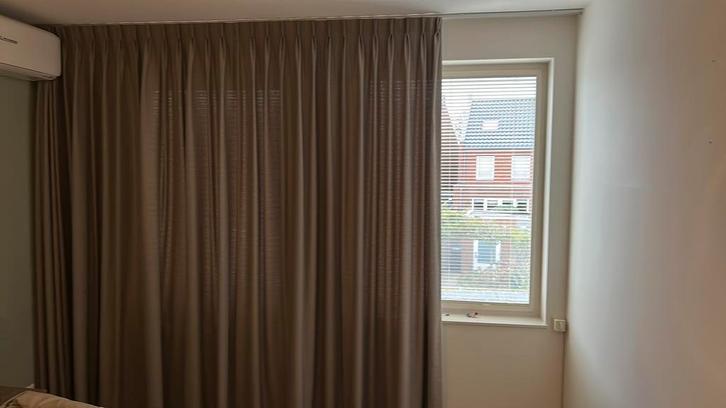 Gordijn semi verduisterend 257 cm hoog en 335 breed, Huis en Inrichting, Stoffering | Gordijnen en Lamellen, Zo goed als nieuw