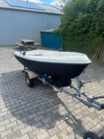 polyester boot met trailer 3.5 pk motor klein lek in de boot beschikbaar voor biedingen