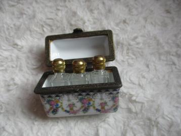 porseleinen doosje met 3 parfum flesjes Limoges beschikbaar voor biedingen