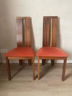 Twee houten vintage stoelen met oranje bekleding, Huis en Inrichting, Stoelen, Twee, Gebruikt, Bruin, Hout