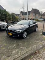 BMW 1-Serie 116i 136PK 5D Aut. 2014 Zwart, Auto's, 65 €/maand, 4 cilinders, Zwart, Origineel Nederlands