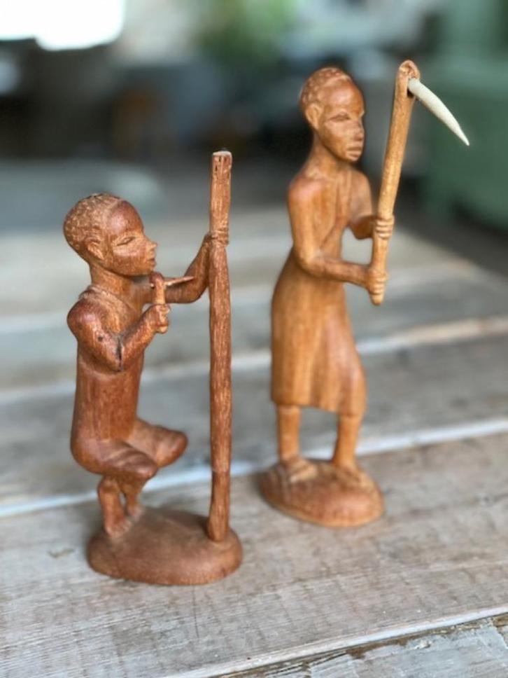 2 x kleine houten beeldjes Tanzania. Man /vrouw stok beitel., Antiek en Kunst, Kunst | Niet-Westerse kunst, Ophalen