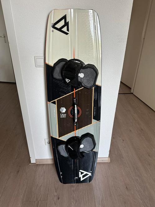 Brunotti dimension 136cm kiteboard met bindingen, Watersport en Boten, Kitesurfen, Gebruikt, Kiteboard, 4 m² of minder, Twintip