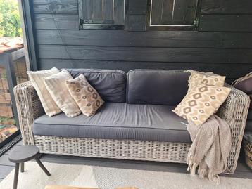 Rotan loungebank. Gereserveerd t/m dinsdag beschikbaar voor biedingen