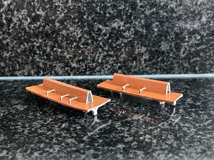 Resin NS station banken set perronbank 2 st. 1:87 H0, Hobby en Vrije tijd, Modeltreinen | H0, Nieuw, Overige typen, Overige merken
