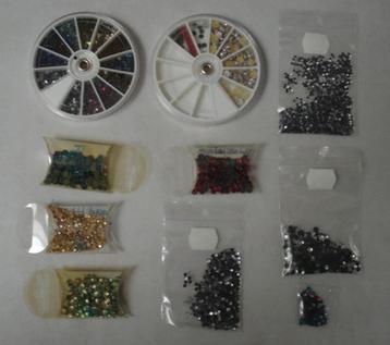 Hoeveelheid nwe hotfix strass steentjes in diverse kleuren beschikbaar voor biedingen
