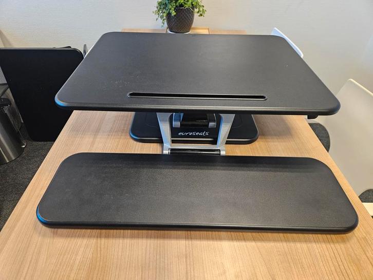 Zit Sta Verhoger Euroseats - Bureau Verhoger, Huis en Inrichting, Bureaus, Gebruikt, Bureau, In hoogte verstelbaar, Ophalen