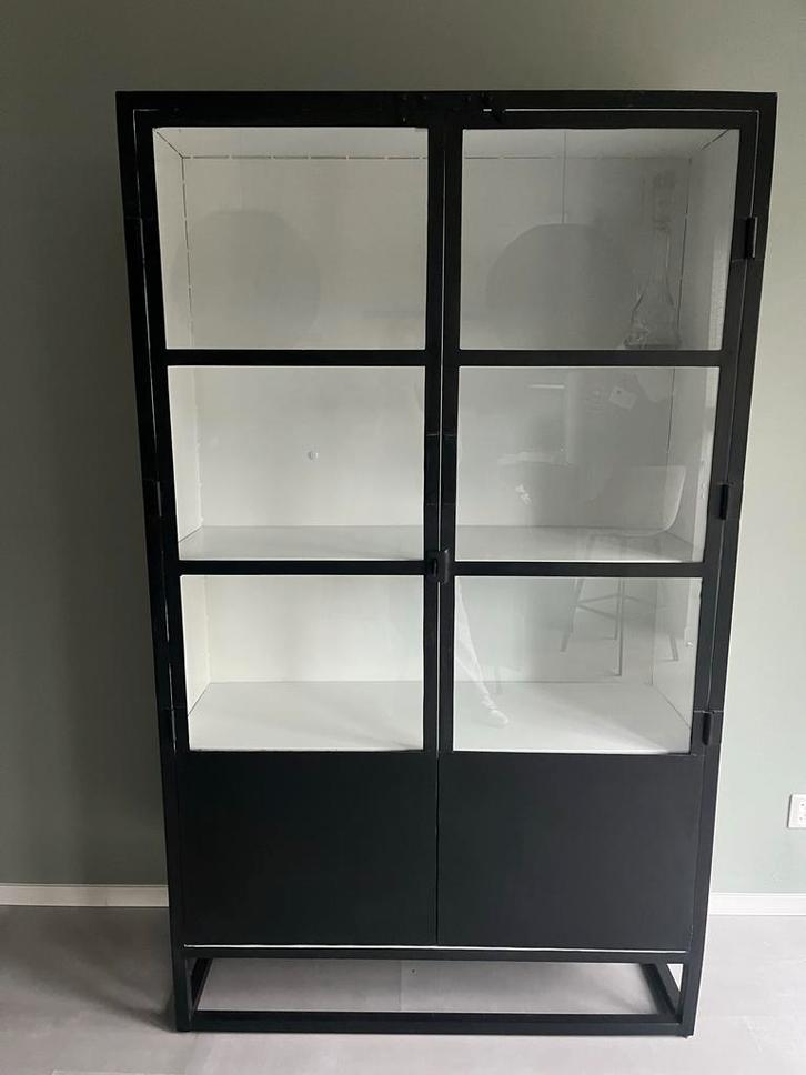 Stijlvolle zwarte buffetkast met glazen deuren, Huis en Inrichting, Kasten | Buffetkasten, Zo goed als nieuw, 200 cm of meer, 25 tot 50 cm