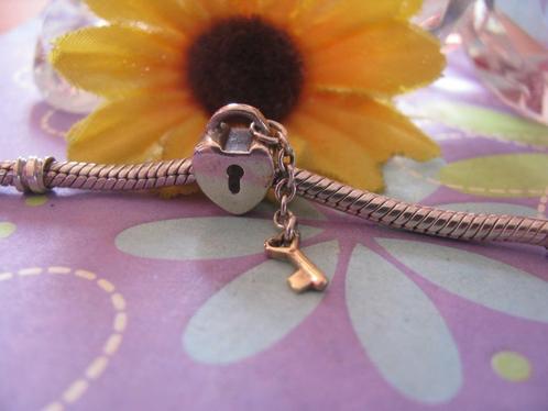 Pandora bedel 790288 = slotje / hart + sleutel 14 krt GOUD, Sieraden, Tassen en Uiterlijk, Bedels, Pandora, Zilver, 1 bedel, Ophalen of Verzenden