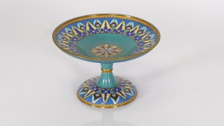 Kleurrijke cloisonné schaal op voet, lotusmotief, Antiek en Kunst, Antiek | Schalen, Ophalen of Verzenden