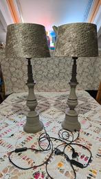 Twee taupe lampen met kappen brocante landelijke lampen, Huis en Inrichting, Lampen | Lampenkappen, Ophalen of Verzenden, Zo goed als nieuw