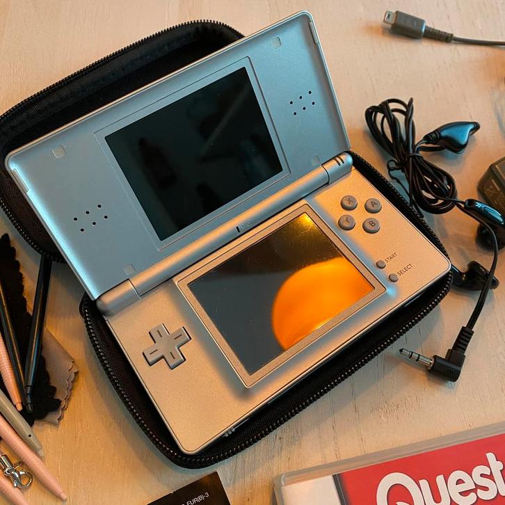 Nintendo DS zilver, Spelcomputers en Games, Spelcomputers | Nintendo DS, Zo goed als nieuw, DS Lite, Ophalen