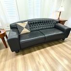 Zwart leren tweezitsbank met gebogen rug en bolpoten # 9371, Gebruikt, Klassiek, Tweepersoons, Rechte bank