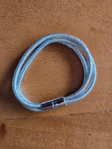 Zilverkleurige armband met magneetsluiting beschikbaar voor biedingen