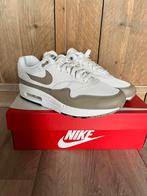 Nike Air Max 1 Essential Phantom Khaki, Kleding | Heren, Schoenen, Overige kleuren, Nieuw, Ophalen of Verzenden, Sneakers of Gympen
