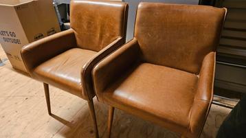 Twee leren fauteuils beschikbaar voor biedingen