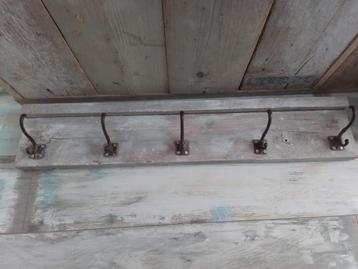 Steigerhouten kapstok beschikbaar voor biedingen