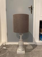Houten baluster lampenvoet met taupe lampenkap, Huis en Inrichting, Ophalen, Gebruikt, Landelijk, 75 cm of meer