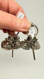 2 zwaar zilveren hangers van stempels met horloge sleutel., Verzenden, Zilver, Ketting
