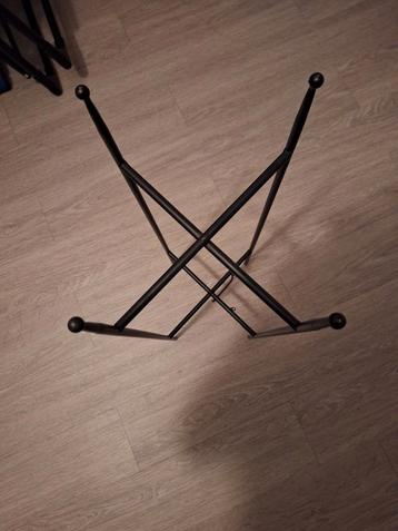 Zwarte metalen plantenbak standaard beschikbaar voor biedingen