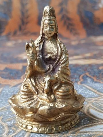 Mooi Oosters brons Guan Yin beeldje op een lotus 6,2 cm. beschikbaar voor biedingen