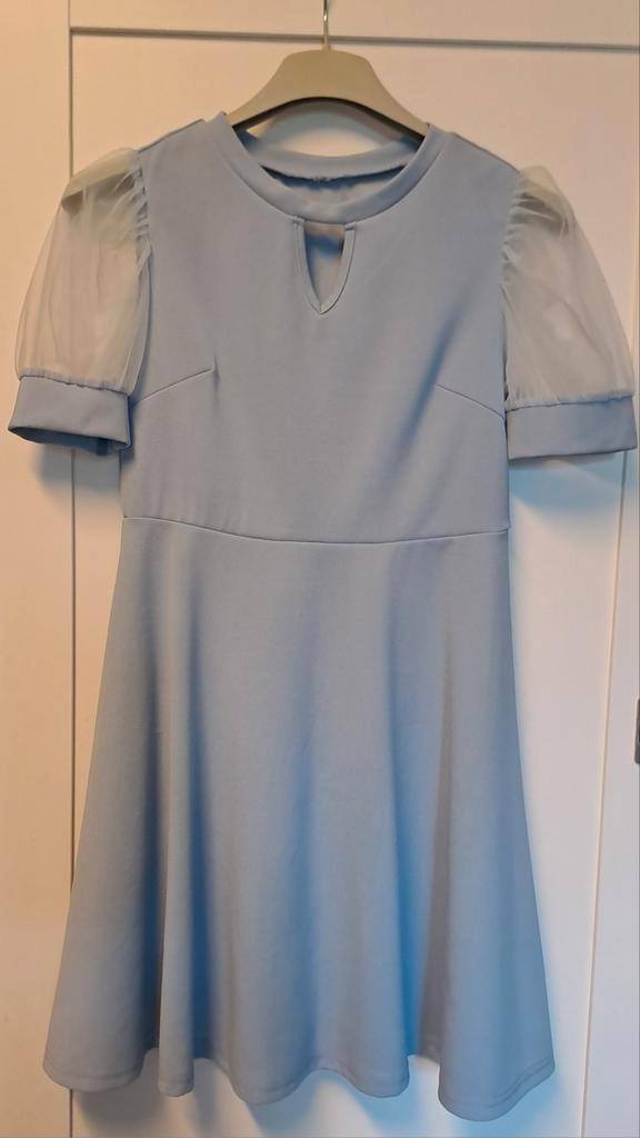 Lichtblauwe meisjesjurk met pofmouwen., Kleding | Dames, Jurken, Zo goed als nieuw, Blauw, Boven de knie, Verzenden
