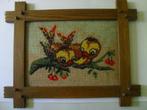 retro vintage borduurschilderij in lijst vogeltjes in boom, Gebruikt, Ophalen of Verzenden, Minder dan 50 cm, 50 tot 75 cm