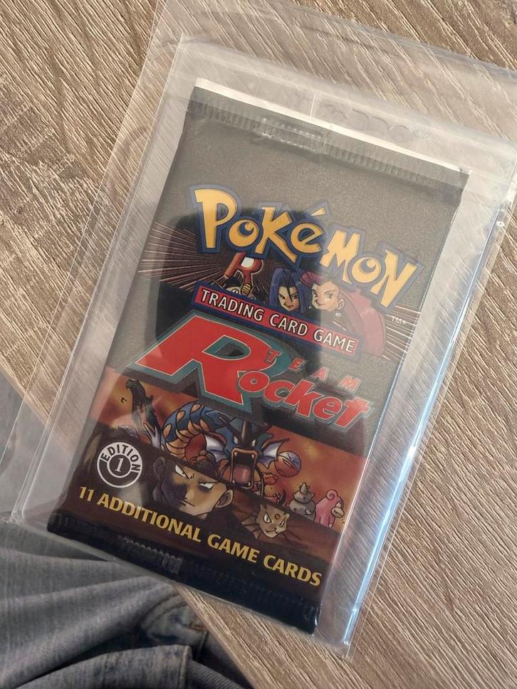 SEALED TEAM ROCKET 1st Edition booster pack (heavy), Hobby en Vrije tijd, Verzamelkaartspellen | Pokémon, Nieuw, Booster, Ophalen of Verzenden