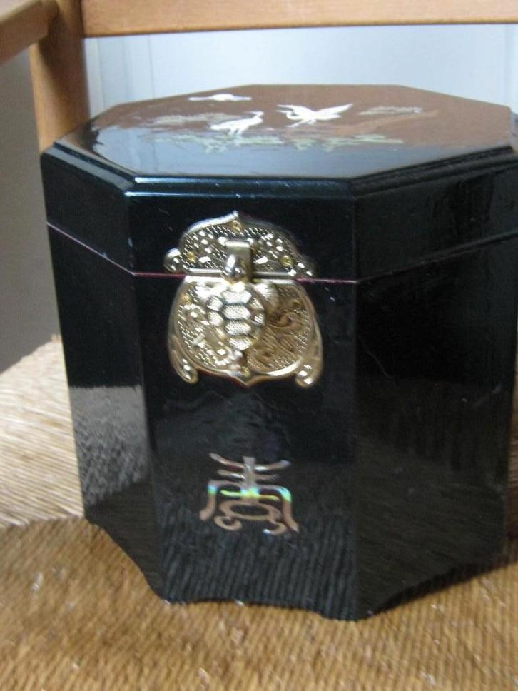 Chinese lakdoos hoog met paarlemoer kraanvogels, Antiek en Kunst, Kunst | Niet-Westerse kunst, Verzenden