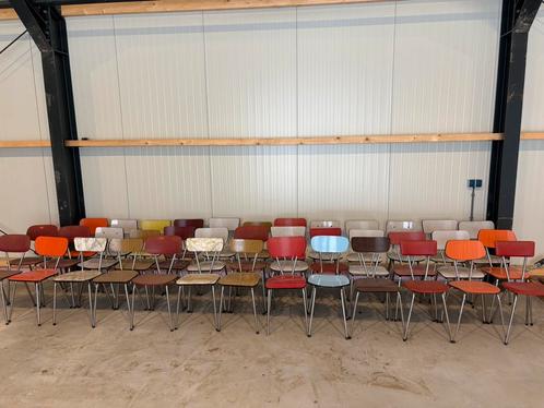 Ca. 50 st. Retro stoelen en tafels jaren 60/70 div. kleuren, Huis en Inrichting, Stoelen, Gebruikt, Vijf, Zes of meer stoelen
