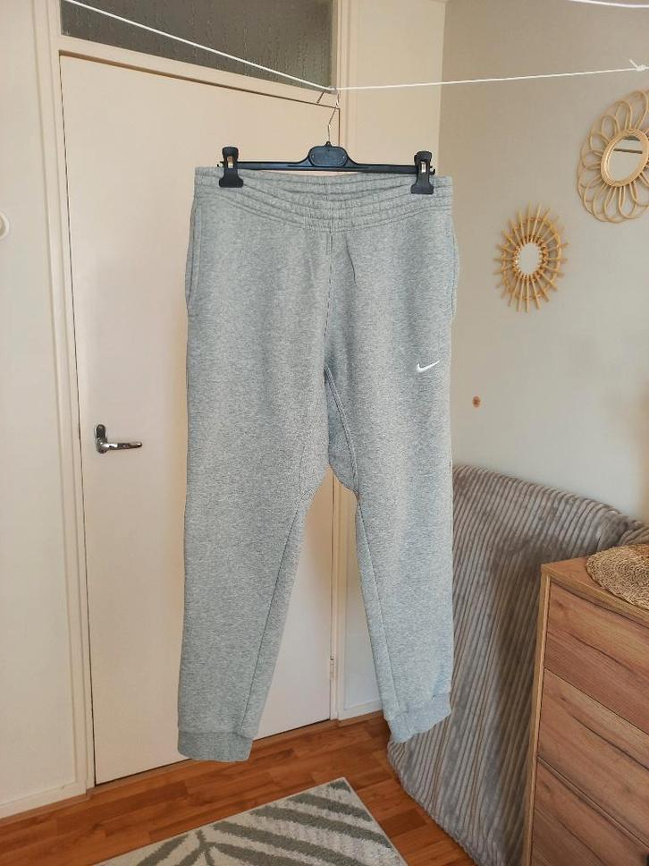 Nike Club Jogger, Joggingbroek, Kleur Grijs, Maat L, Kleding | Heren, Sportkleding, Zo goed als nieuw, Algemeen, Maat 52/54 (L)