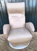 Leren draaibare beige electrisch verstelbare relaxfauteuil, Huis en Inrichting, Fauteuils, Minder dan 75 cm, Gebruikt, 50 tot 75 cm