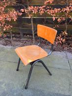 Oud schoolstoeltje, Ophalen, Zo goed als nieuw, Bruin, Eén