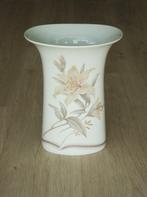 vaas mooie vintage ovaal beschilderd porselein Kaiser W Germ, Antiek en Kunst, Antiek | Vazen, Ophalen of Verzenden