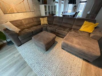 Hoekbank taupe 240x320 + hocker - Zeer goede staat! beschikbaar voor biedingen