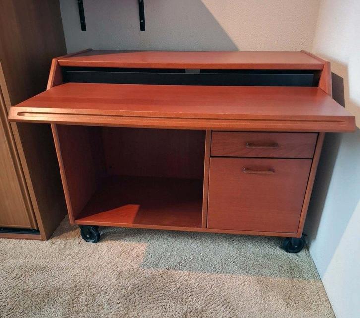 Computer bureau (met wielen), Huis en Inrichting, Bureaus, Gebruikt, Bureau, Met wielen, Ophalen